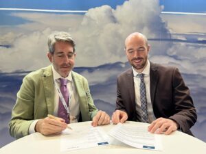 Ignacio Rodríguez y Óscar Lara en la firma del MOU entre Crisalion y Bluenest